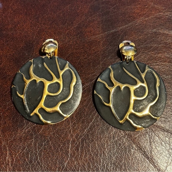 Vintage gold and matte black clip on earrings - Picture 1 of 4